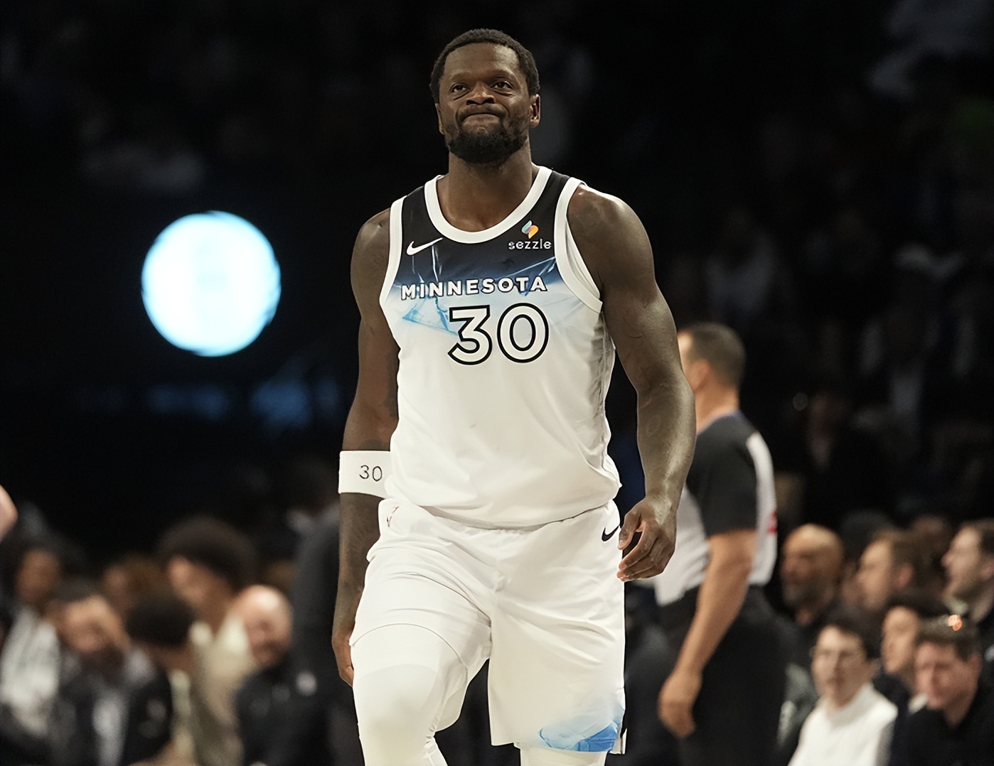 开云kaiyun官方官网 -包含里程碑夜布莱顿篮板制胜，NBA季后赛冲刺阶段刷纪录，引发热议，临场指挥获称赞的词条